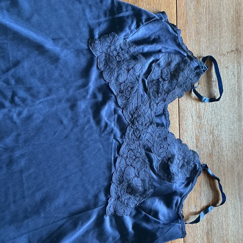 Vanity Fair Navy Blue Full Slip Women’s Size 38/24” Nylon Antron Lace Trim
